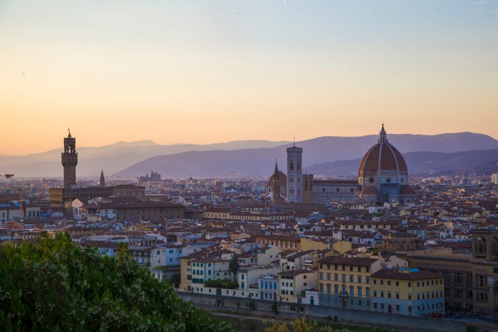 Panoramic view of Florence at sunset with Brunelleschi's Dome and Palazzo Vecchio, ideal for private guided tours in Tuscany.